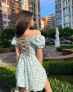 Détail du laçage croisé au dos d'une robe française à fleurs et manches bouffantes