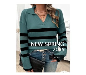 Dettaglio del maglione polo a righe blu e nere con scollo a V e testo New Spring 2025
