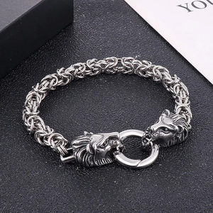Herren Edelstahl-Byzanz-Armband im Retro-Stil mit Löwenkopf-Anhängern und Federringverschluss