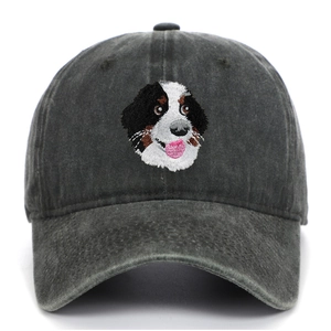 Détail de la broderie de Bouvier bernois sur casquette de baseball en coton délavé gris