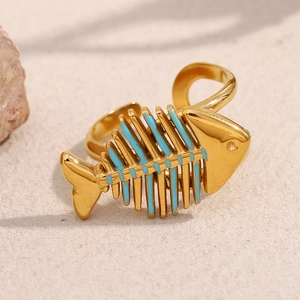 18K vergoldeter Fischgrätenring aus Edelstahl mit blauer Emaille auf Sandhintergrund