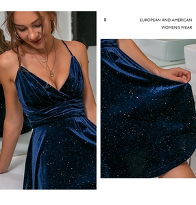 Detailansicht von marineblauem Samtstoff mit Pailletten und tiefem V-Ausschnitt