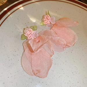 Sweet pink lace flower earrings with beads and resin leaves for a vacation style look