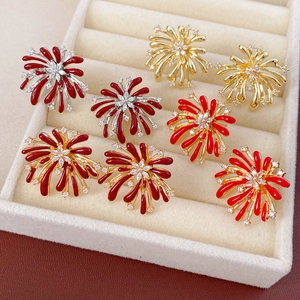 Détails des boucles d'oreilles fleurs en émail coloré avec des accents de zircon brillant