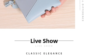 Gros plan détaillé du portefeuille femme bleu clair en cuir avec pompon et coutures