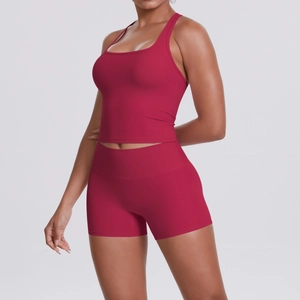 Vue détaillée de l'ensemble de yoga rouge brossé avec haut dos nageur et short gainant