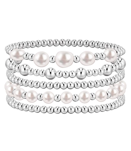 Dettaglio del bracciale bohemian a strati con perle d'argento e perle bianche lucide