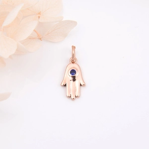 Roségoldener Hamsa-Hand-Anhänger mit rundem blauen Edelstein und poliertem Metall-Finish