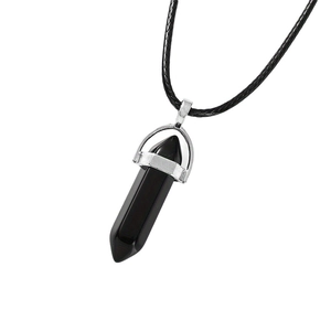 Pendentif pilier en cristal noir hexagonal naturel avec attache en argent sur cordon noir