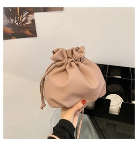 Makro-Detail der hautfarbenen Beuteltasche mit Kordelzug und weichem PU-Leder-Effekt
