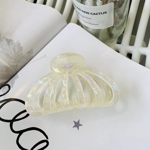 Grande pince à cheveux évidée en acétate avec finition nacrée crème irisée pour femmes