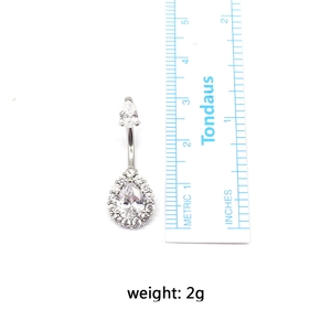 Silbernes Bauchnabelpiercing mit zwei birnenförmigen Zirkonia und Maßband-Anzeige