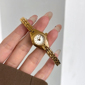 Montre bracelet dorée élégante avec cadran blanc minimaliste et bracelet à chaîne fine