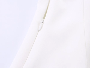 Detailopname van een onzichtbare rits aan de zijkant op een witte twill top
