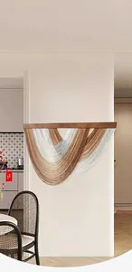 Détail de la tapisserie bohème tissée main avec franges dégradées et barre en bois