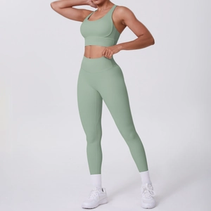 Détail de la brassière de sport et du legging sans couture en vert sauge