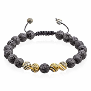 Détail macro de perles de lave 8mm et de résine rayée sur un bracelet tissé ajustable