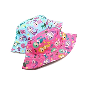 Dettaglio del cappello pescatore reversibile per bambini con sirene in rosa e azzurro