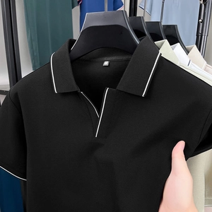 Detail des schwarzen Strick-Poloshirts mit weißen Kontrastkanten an V-Ausschnitt und Ärmeln