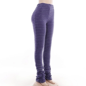 Détail du legging en maille rayée violette avec texture à franges et coupe ajustée