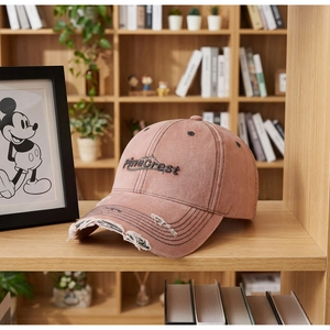 Nahaufnahme der Vintage-Waschung der rosa Baumwollkappe mit PineCrest-Stickerei