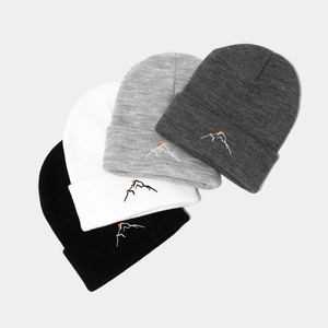 Bonnets tricotés d'hiver avec broderie montagne coucher de soleil en quatre tons neutres