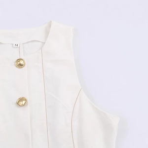 Haut sans manches blanc cassé avec coutures contrastées et boutons dorés