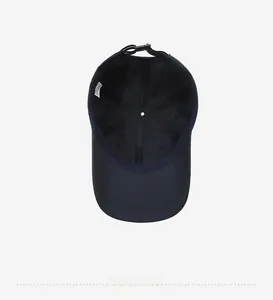 Vista interna del cappellino blu navy con cuciture, occhielli e cinturino regolabile