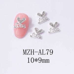 Dettaglio decorazione unghie in lega argento 10x9mm con cuore e strass luminosi