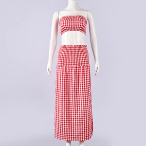 Detail des rot-weißen Gingham-Musters mit elastischer Smok-Textur für Damenbekleidung