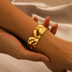 Bracciale Rigido Largo Texture Martellata Placcato Oro Acciaio Inossidabile Aperto Geometrico Gioielli Vintage Donna
