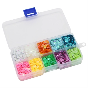 Vue de dessus de sequins ronds en dix couleurs organisés dans une boîte de rangement