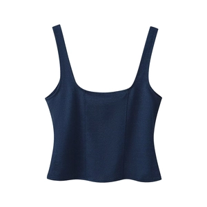 Débardeur court bleu marine en sergé avec col carré et larges bretelles sur fond blanc
