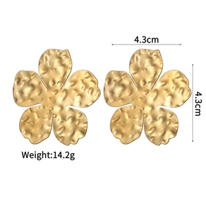 Detailed view of large gold hammer-textured floral earrings with size 4.3cm and weight 14.2g
