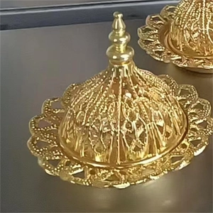 Détail du couvercle doré ajouré en filigrane pour brûleur d'encens du Moyen-Orient