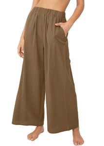 Détail de la taille élastique et des poches latérales sur pantalon large en lin marron