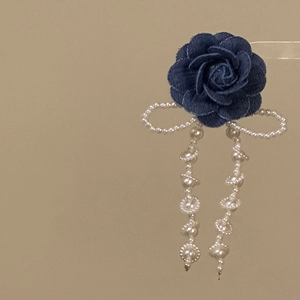 Molletta per capelli con fiore di jeans blu, fiocco di perle e nappine da donna