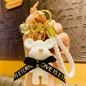 Porte-clés ours blanc texturé avec clochette dorée et lanière en cuir blanc