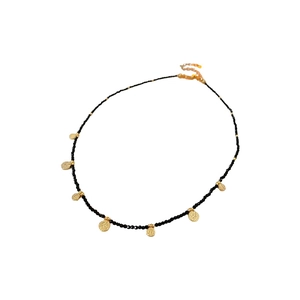 Collier ethnique avec perles noires facettées et pendentifs ronds dorés texturés