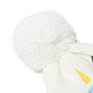 Détail du bonnet blanc tricoté pour enfant avec broderie licorne et pompon en fausse fourrure