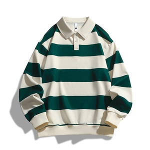 Détail du col d'un polo en maille à rayures vertes et blanches avec étiquette de taille XL