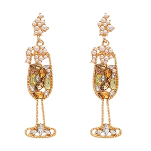 Kreative Champagnerglas-Ohrringe mit Kunstperlen und Strasssteinen auf weißem Grund
