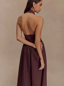 Robe dos nu marron chocolat élégante avec finition soyeuse et taille ajustée chic