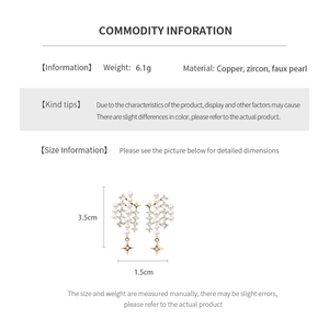 Dettaglio di orecchini geometrici con perle e zirconi su base in rame placcato oro