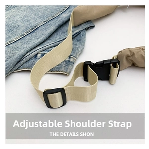 Détail de la bandoulière réglable en nylon beige avec boucle noire sur du denim