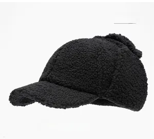 Détail de la casquette de baseball en polaire grise avec protège-oreilles d'hiver