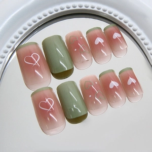 Faux ongles dégradés français vert et rose avec motifs cœurs sur base miroir
