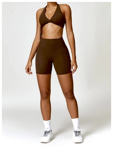 Détail du short de yoga marron taille haute et brassière avec nœud croisé en tissu mat