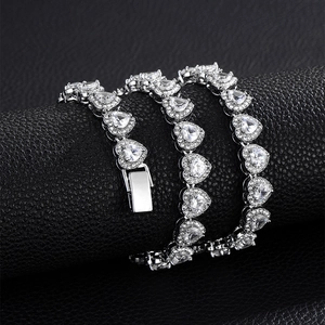 Dettaglio del bracciale con zirconi trasparenti a cuore argento e chiusura a cassetta