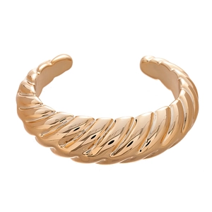 Bracelet manchette doré torsadé style croissant avec finition métallique polie